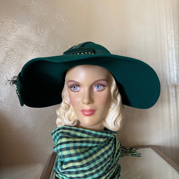 SENSATIONAL DESIGNER 1950\'s GREEN FELT WIDE BRIM HAT WITH METAL STUDS & FEATHERS main image 10